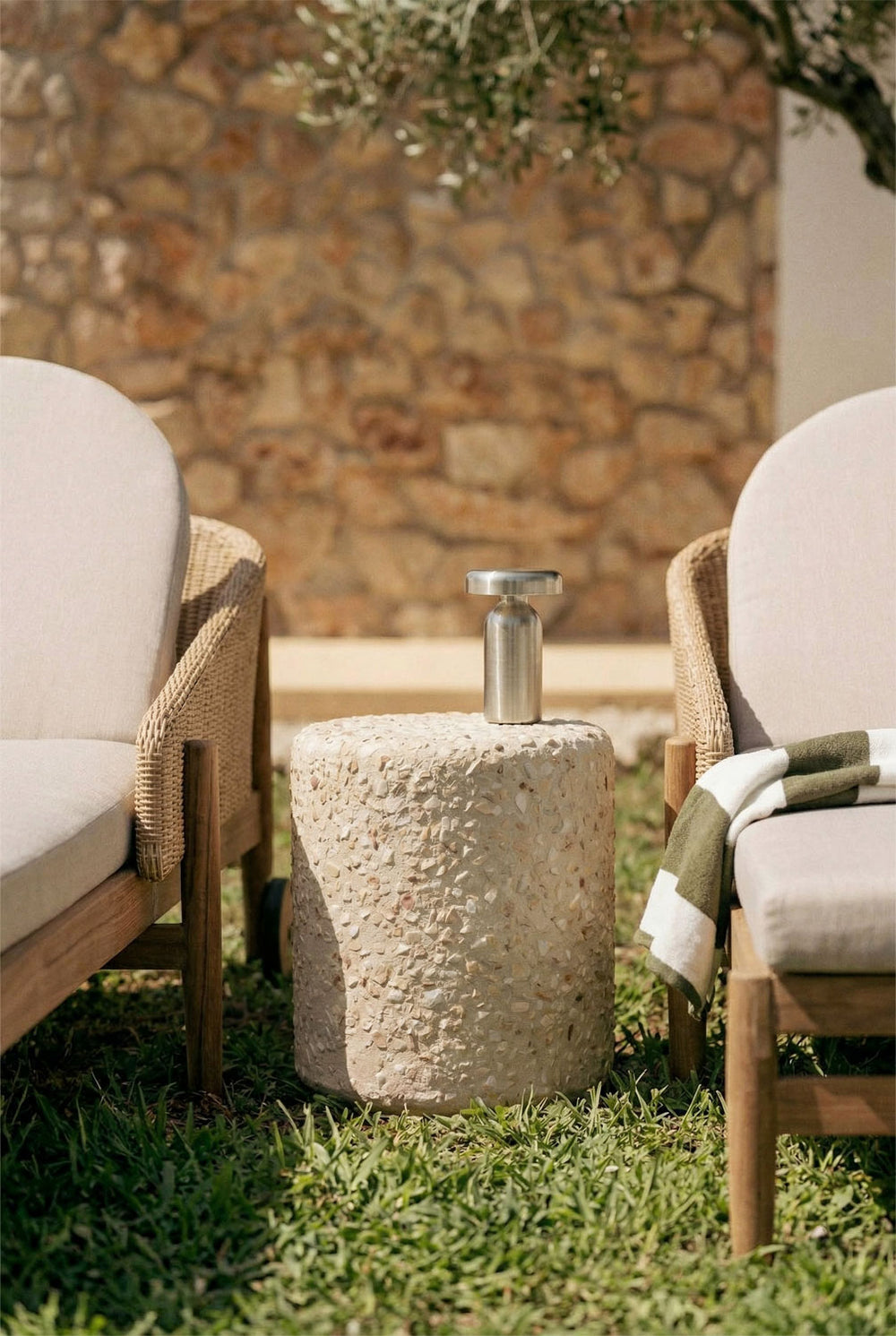 Apvalus pagalbinis lauko staliukas TERRAZZO, bežinis terrazzo