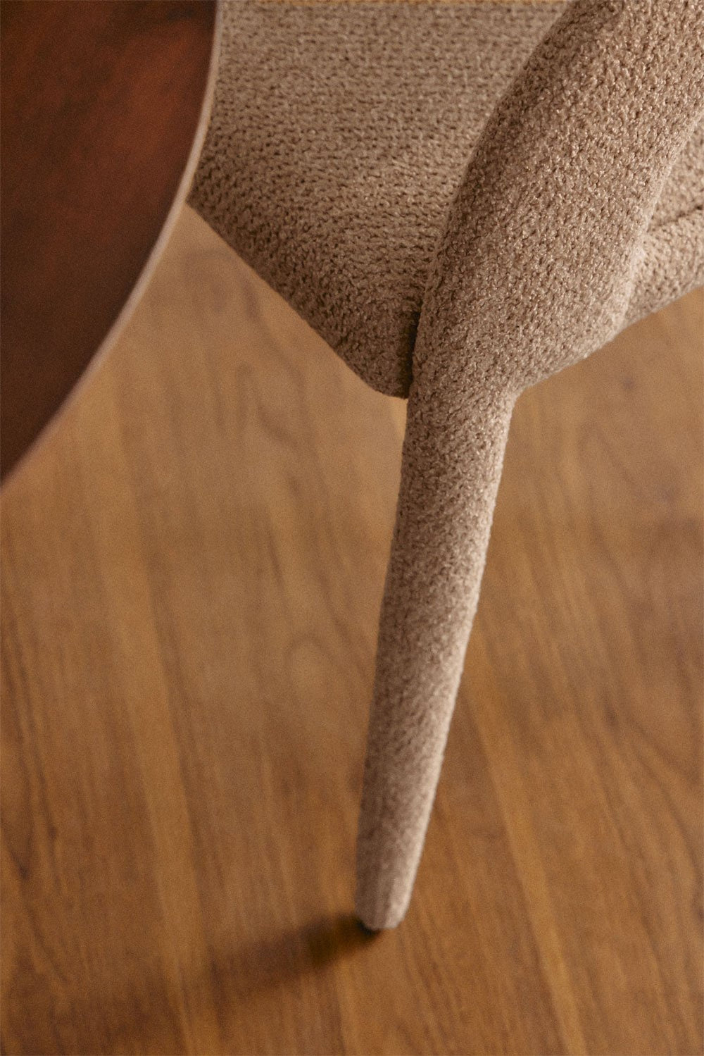 Bouclé audinio valgomojo kėdė VOROERO su porankiais moderniam interjerui