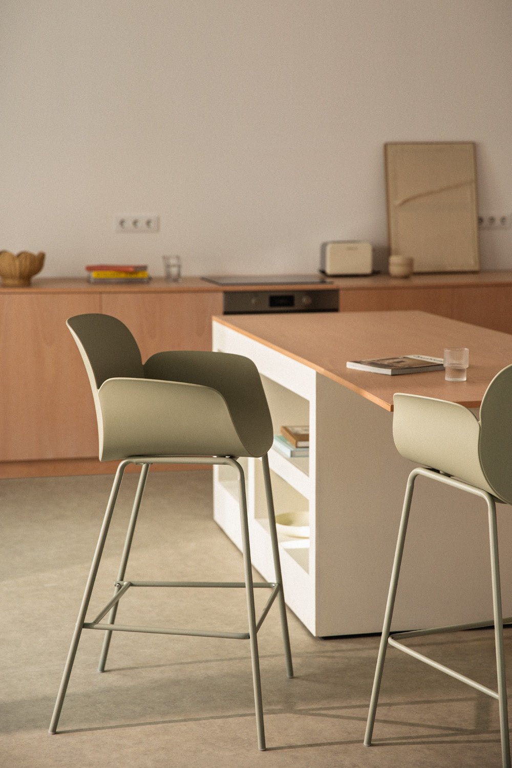 Tall bar stool DORIURA, bamboo green