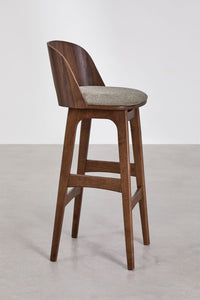 Medinė baro kėdė HAVUORO prie virtuvės salos