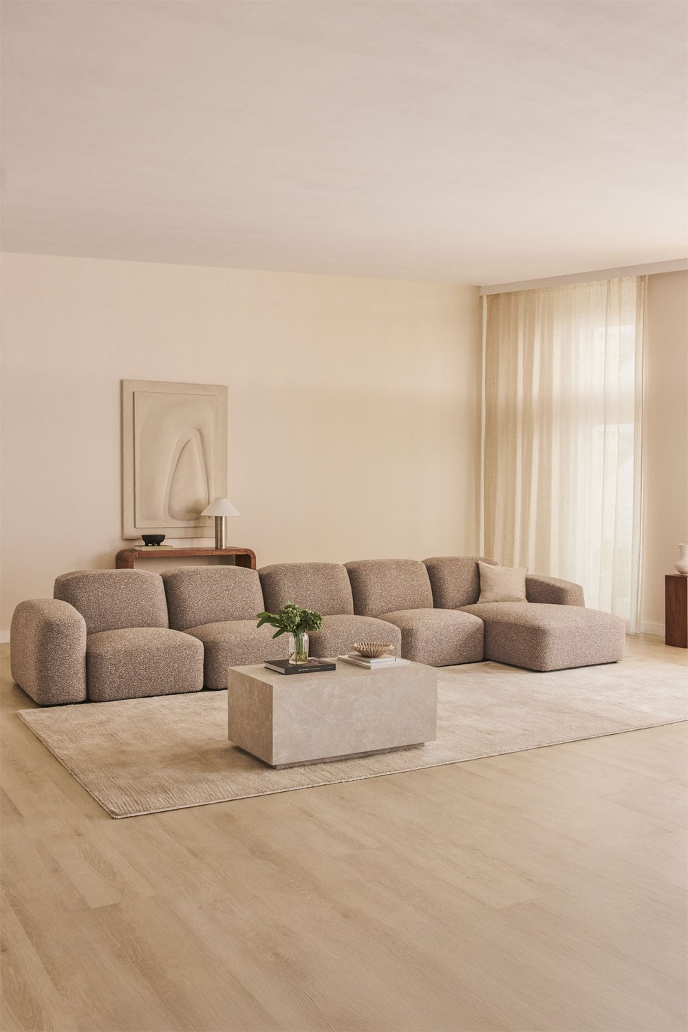 Modulinė sofa BASTIENA baltame fone, rudos mokos boucle boucle