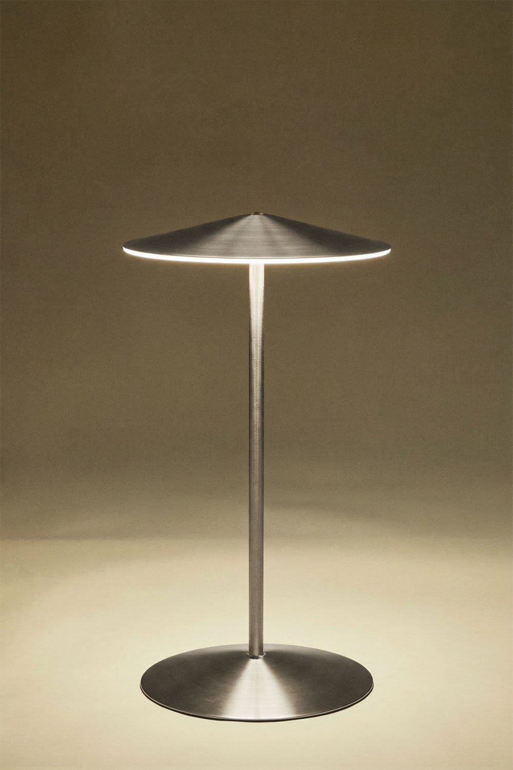 Belaidė stalinė lempa EMILENA ant komodos, interjere