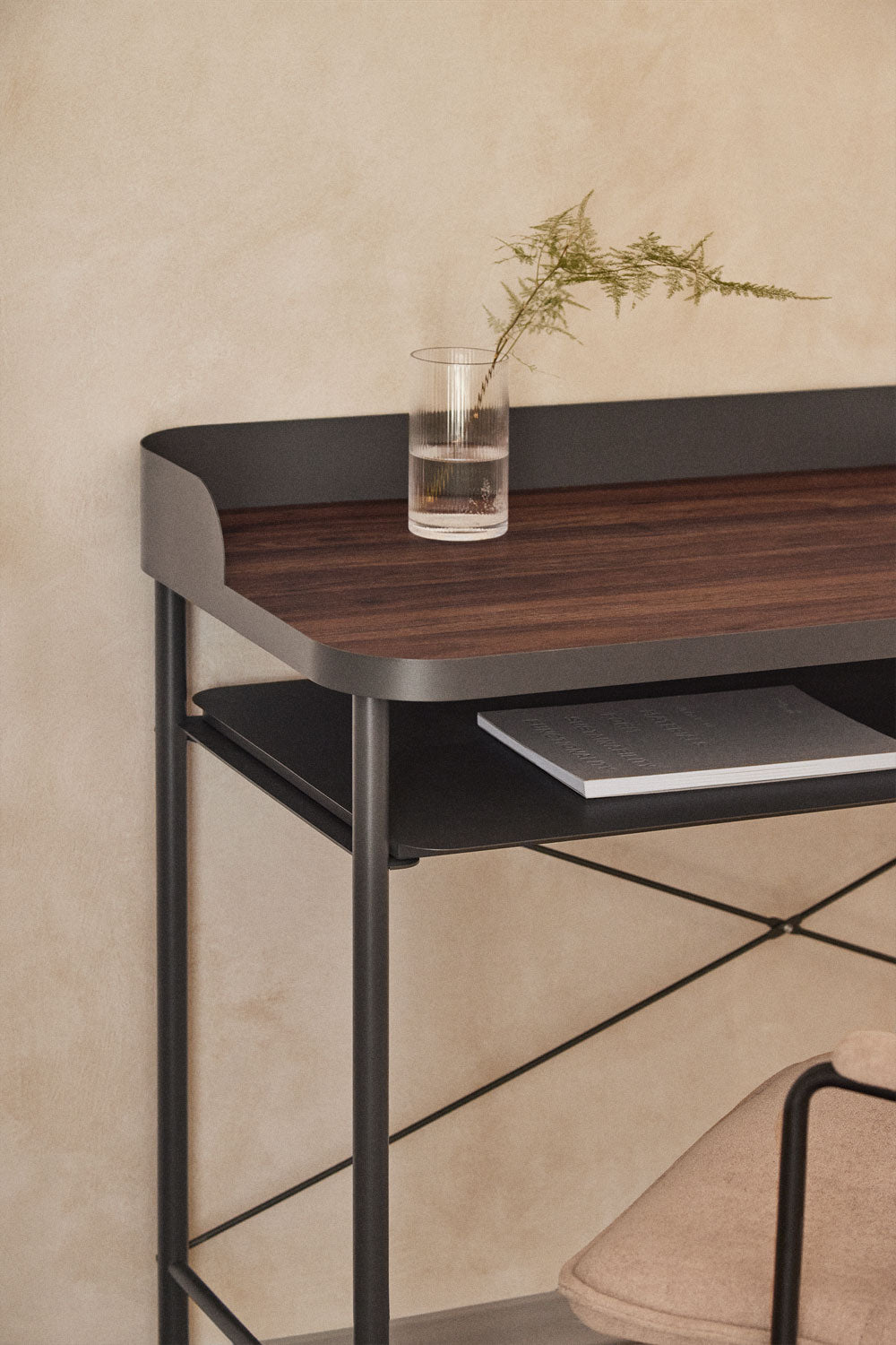Rašomojo stalo KEROBERT metalinio rėmo detalė