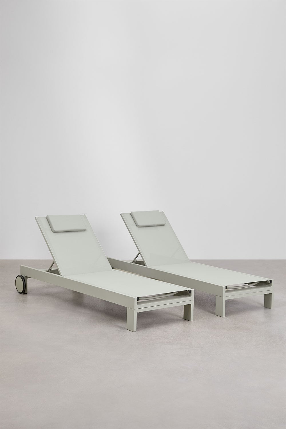 SOLARA Aluminum Outdoor Lounger, Graphite Grey