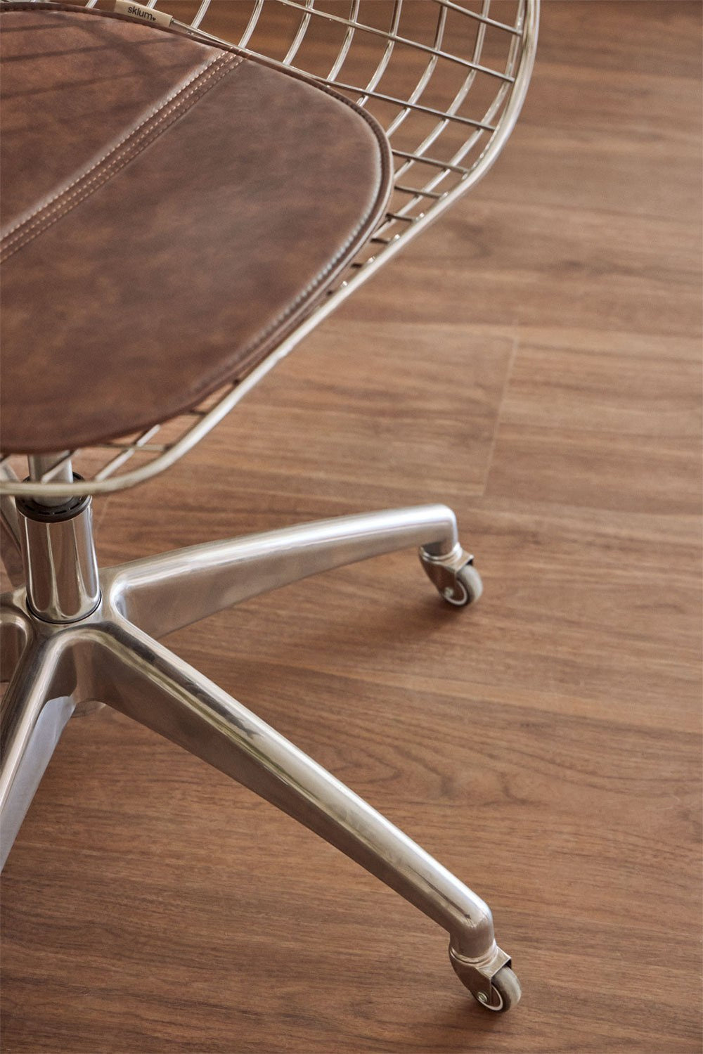 Patogi biuro kėdė ZIVIERO su paminkštinimu darbo kambaryje