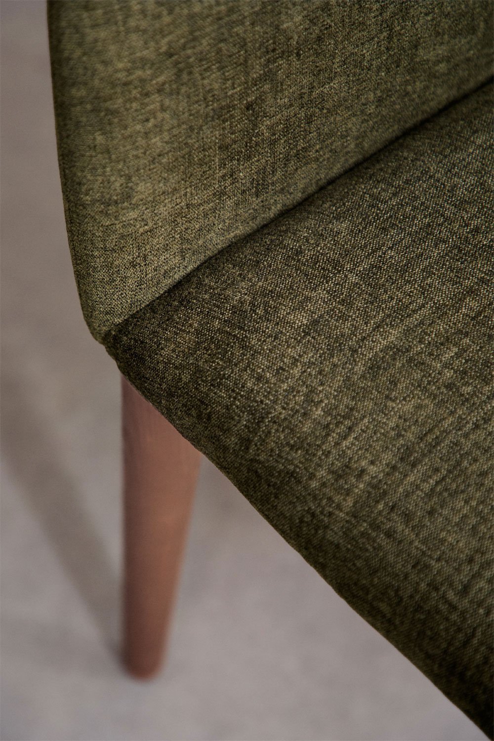 Valgomojo kėdė SOLUARO prie modernaus stalo