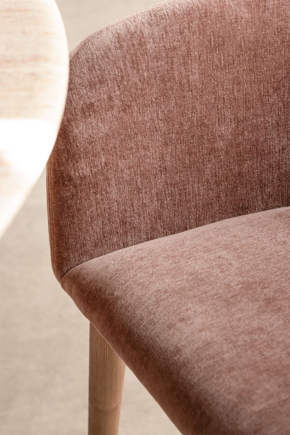 SOLUARO dining chair with armrests, natural wood frame, rose quartz chenille