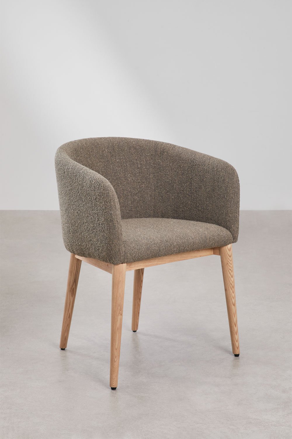 Dining chair SOLUARO with armrests, natural wood frame, wheat brown bouclé