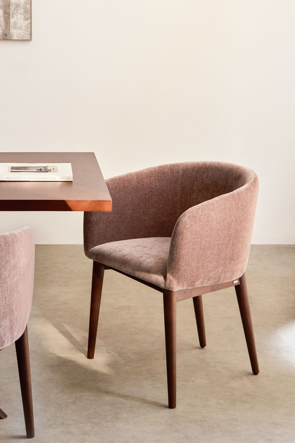 SOLUARO dining chair with armrests, dark wood frame, rose quartz chenille