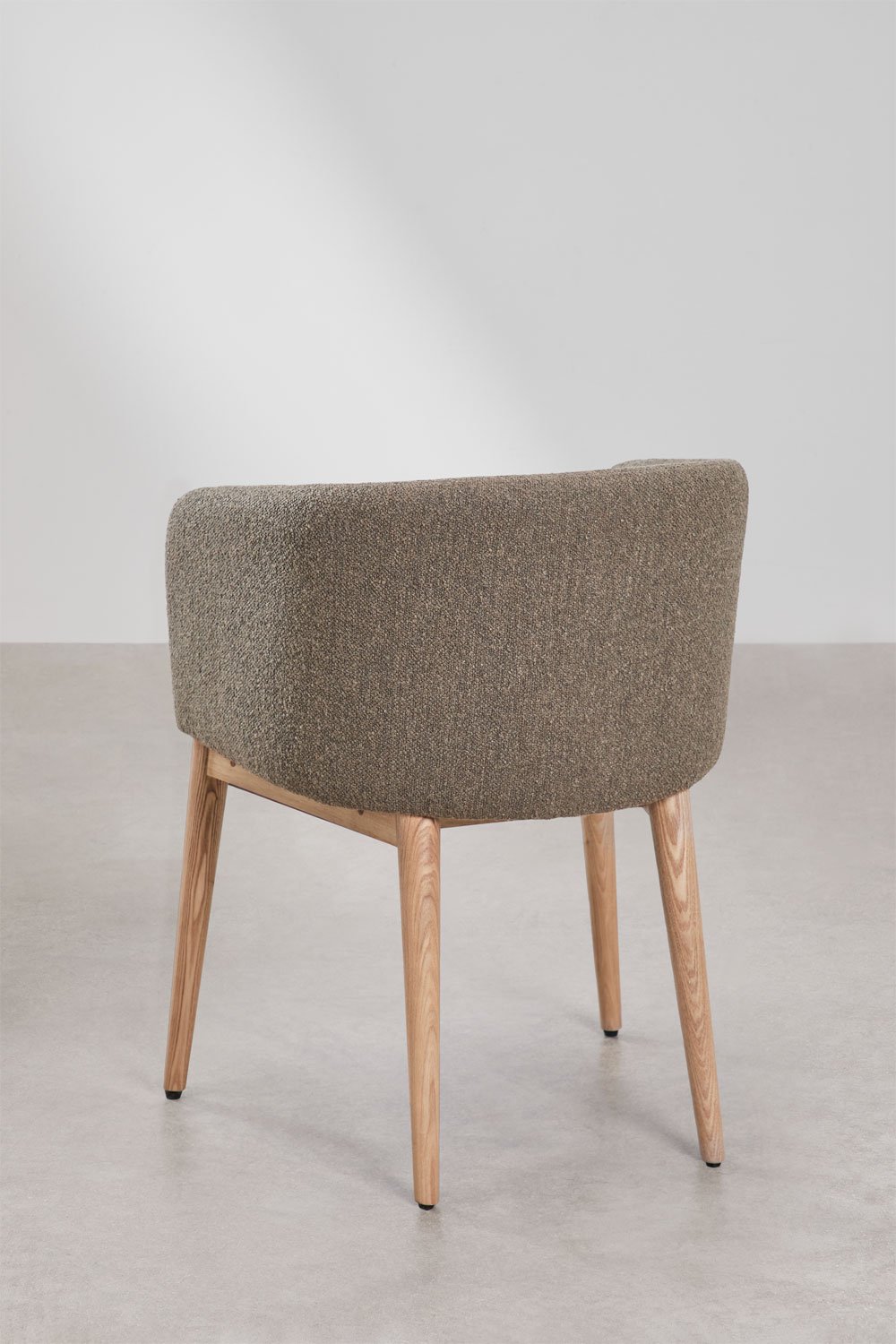 Dining chair SOLUARO with armrests, natural wood frame, wheat brown bouclé