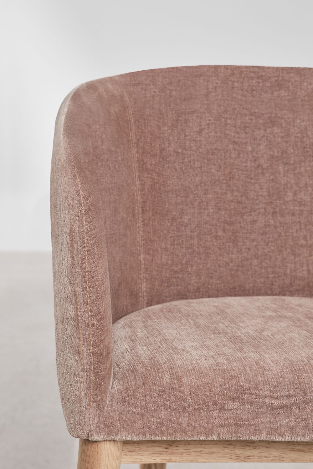 SOLUARO dining chair with armrests, natural wood frame, rose quartz chenille
