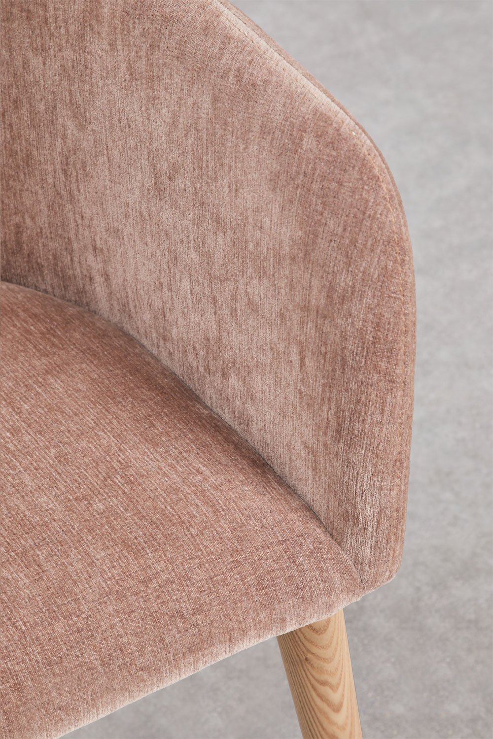 SOLUARO dining chair with armrests, natural wood frame, rose quartz chenille