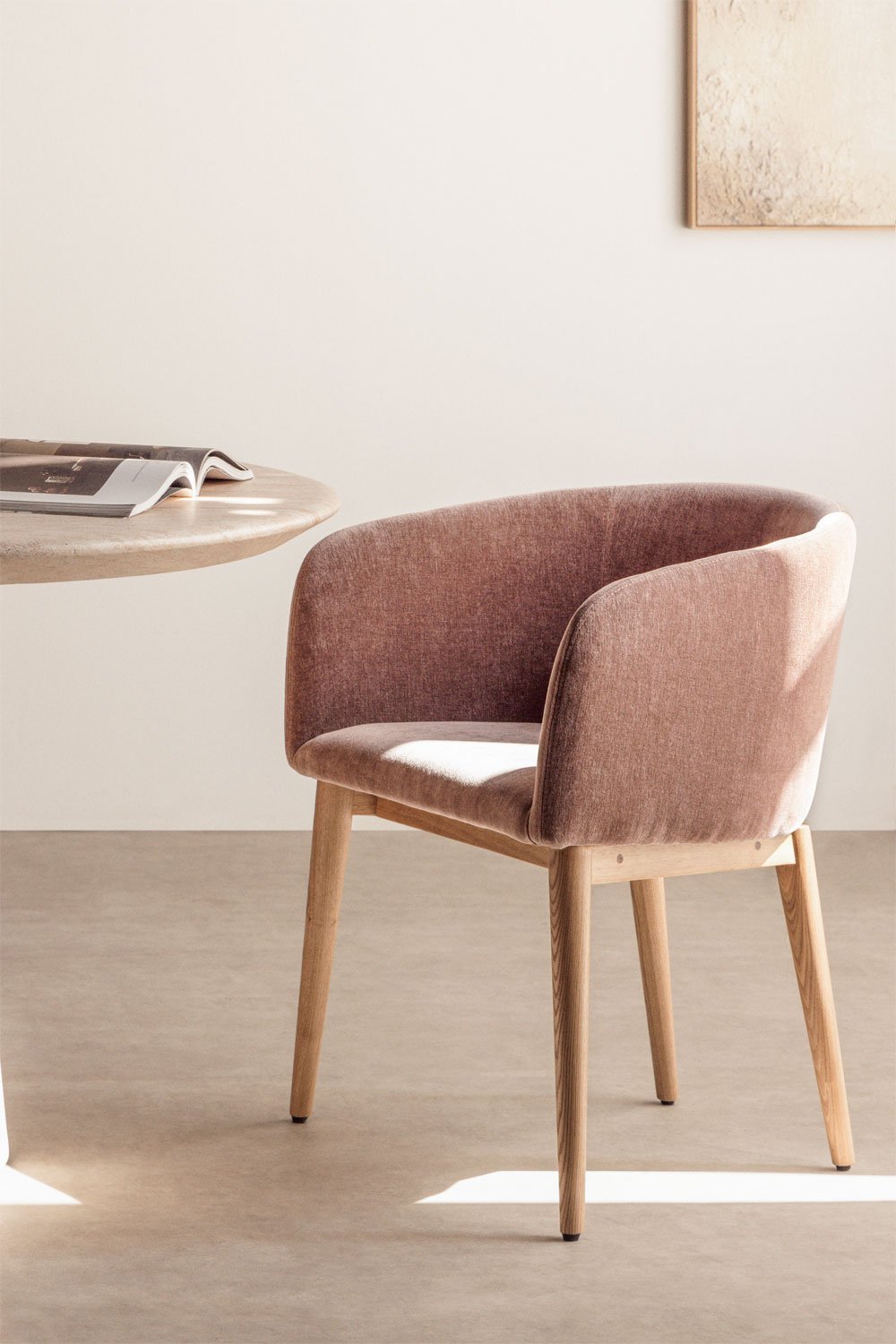 SOLUARO dining chair with armrests, natural wood frame, rose quartz chenille
