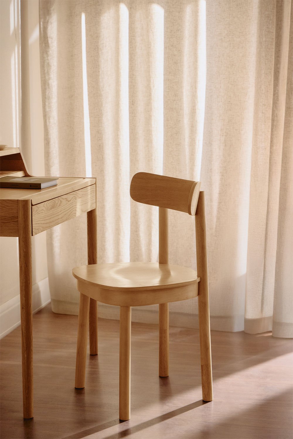 Medinė valgomojo kėdė MOROORA minimalistiniame interjere