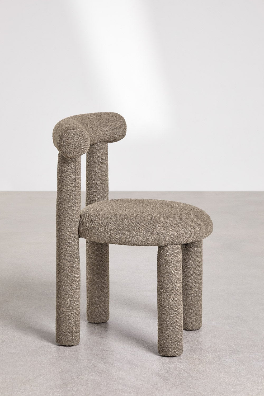 Jauki kėdė NOVOORO bouclé prie valgomojo stalo