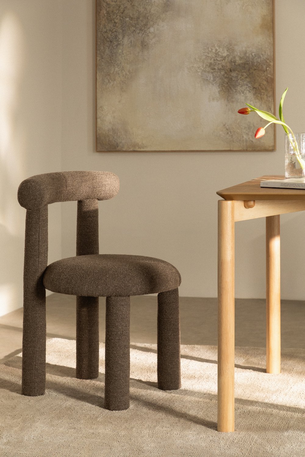 Valgomojo kėdė NOVOORO bouclé su apvaliomis formomis moderniam interjerui