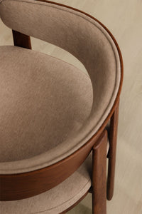 Valgomojo kėdė LUNAORO SIGNATURE vaizdas iš šono su tvirtu rėmu