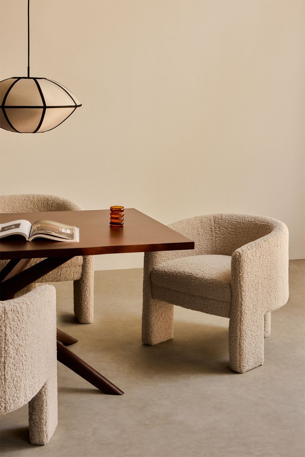 Valgomojo kėdė DORAORA su shearling efektu ir porankiais ilgiems vakarams