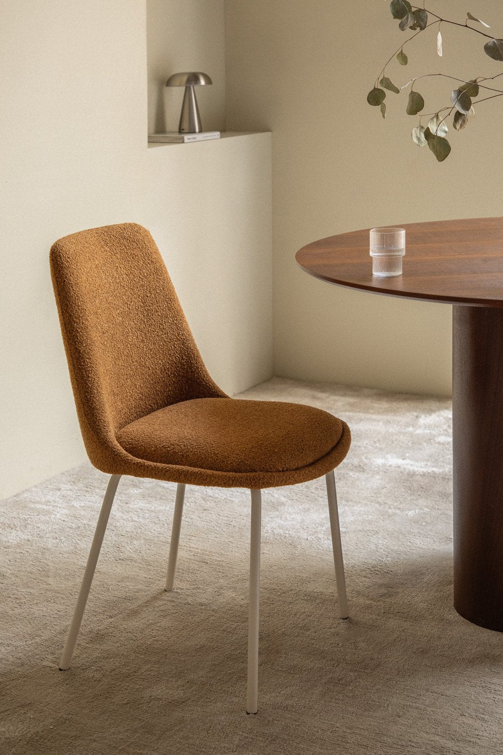 Valgomojo kėdė VELIORO bouclé su apvaliomis formomis prie stalo