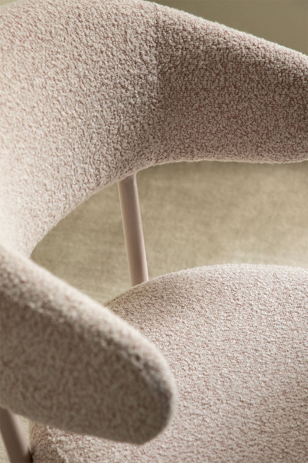 Elegantiškų linijų valgomojo kėdė ORVUINO bouclé prie valgomojo stalo