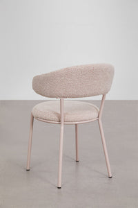 Patogi kėdė ORVUINO bouclé su moderniomis metalinėmis kojelėmis