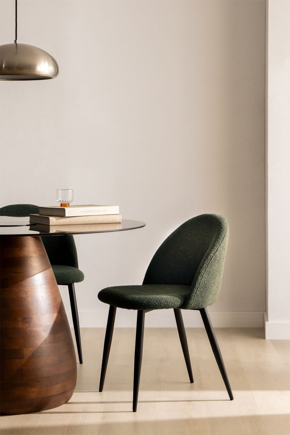 Minkšta valgomojo kėdė FARAURA bouclé prie valgomojo stalo