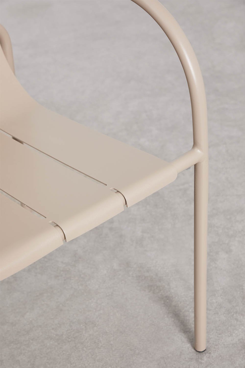 Minimalistinio dizaino kėdė SOLOIRO su porankiais neutraliame fone