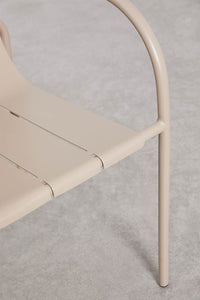 Minimalistinio dizaino kėdė SOLOIRO su porankiais neutraliame fone