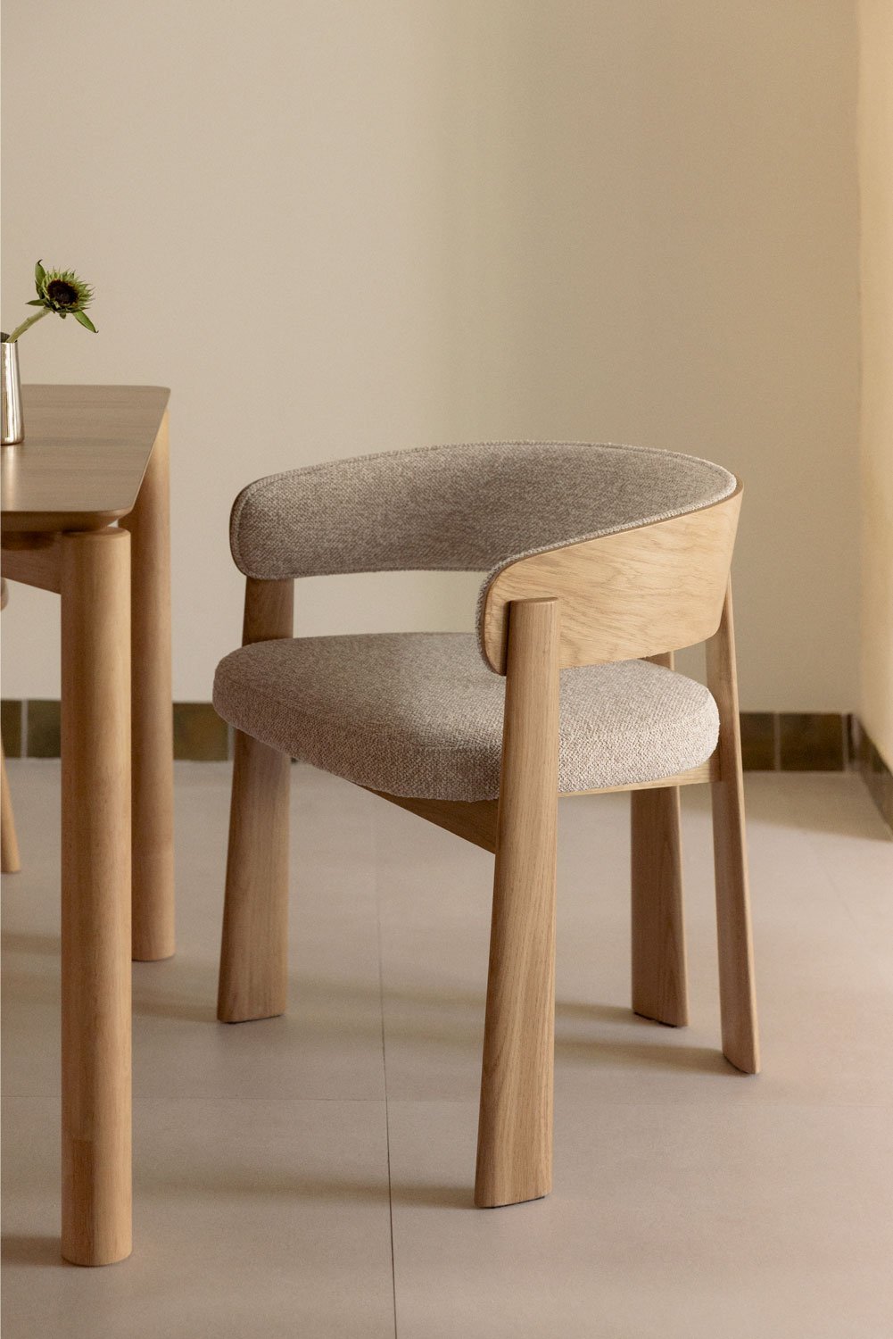 Valgomojo kėdė LUNAORO bendras vaizdas su ąžuolo rėmu ir porankiais