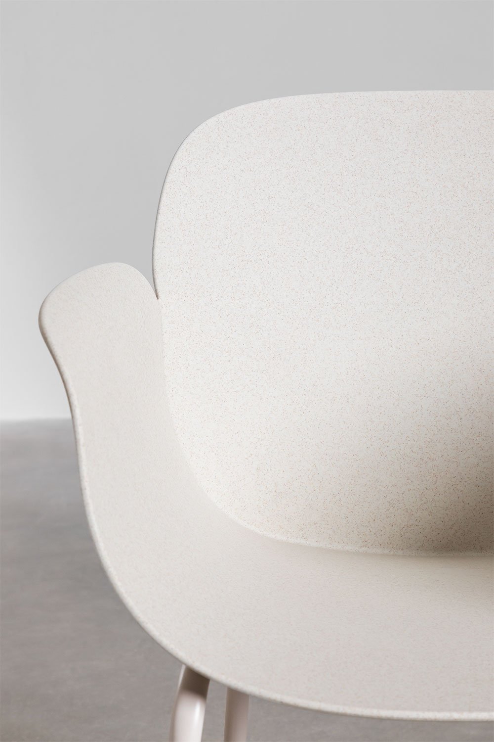 Lengvai prižiūrima valgomojo kėdė DORIURA neutraliame fone