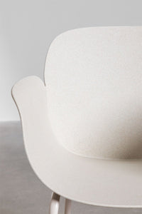 Lengvai prižiūrima valgomojo kėdė DORIURA neutraliame fone