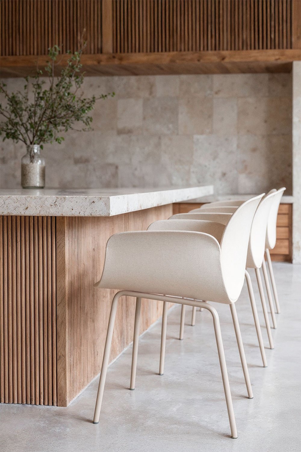 Patogi valgomojo kėdė DORIURA prie modernaus valgomojo stalo