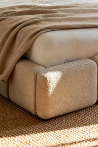 Lova RARAURA vaizdas iš šono