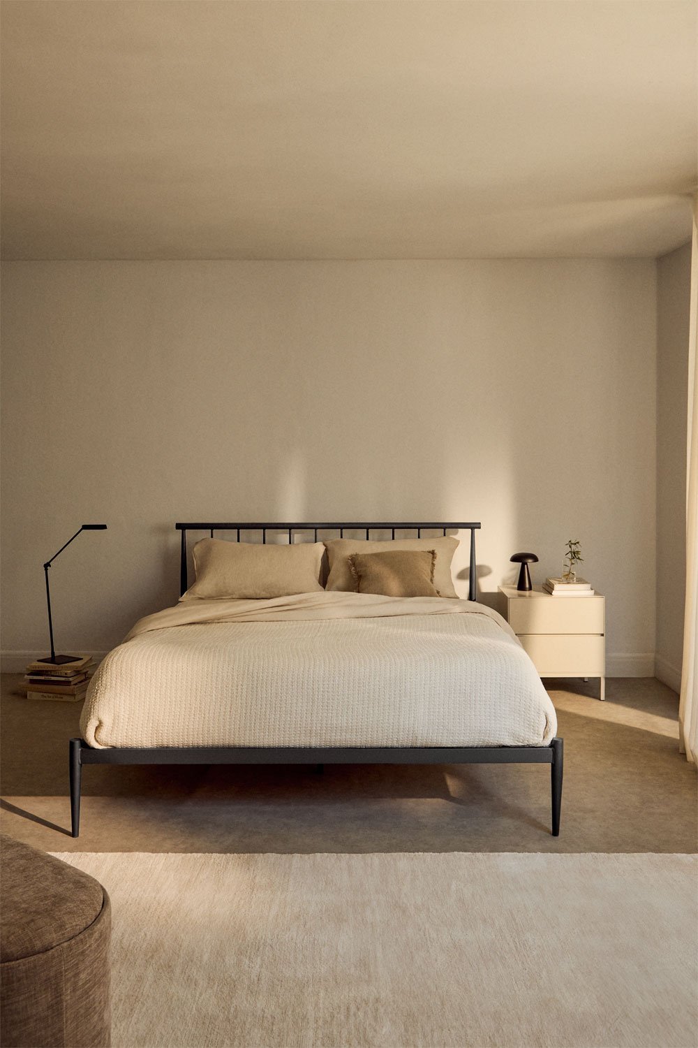 Lova RIVOENA metalinė lova bendrame vaizde