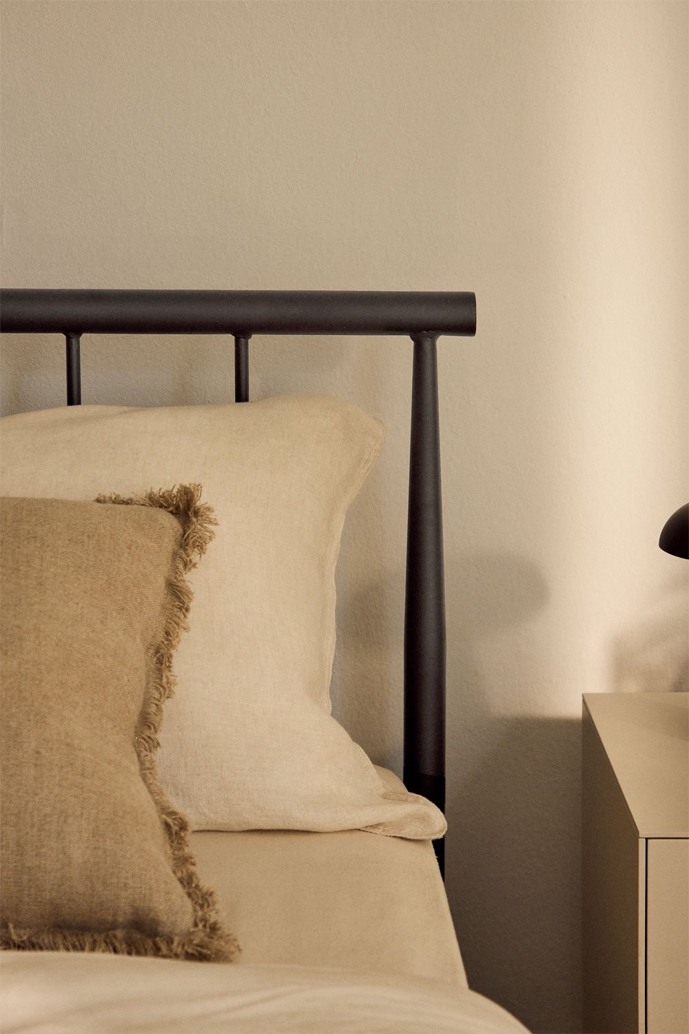 Lova RIVOENA vaizdas iš šono