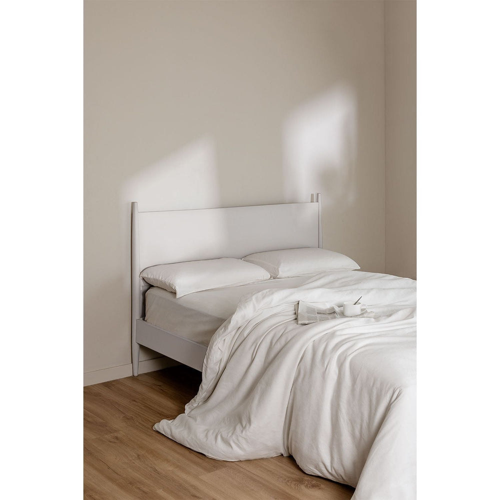 Medinė lova INDIRA, Balta spalva, 150 x 200 cm.
