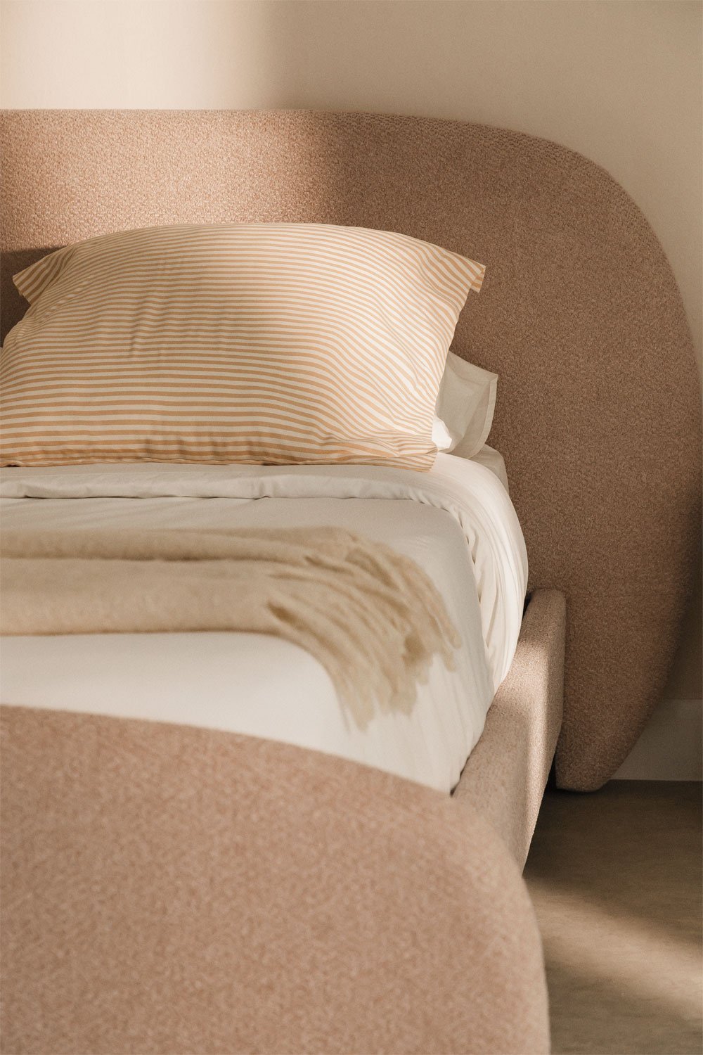 Apmušta lova PENEERO bouclé tekstūra su minkštu galvūgaliu