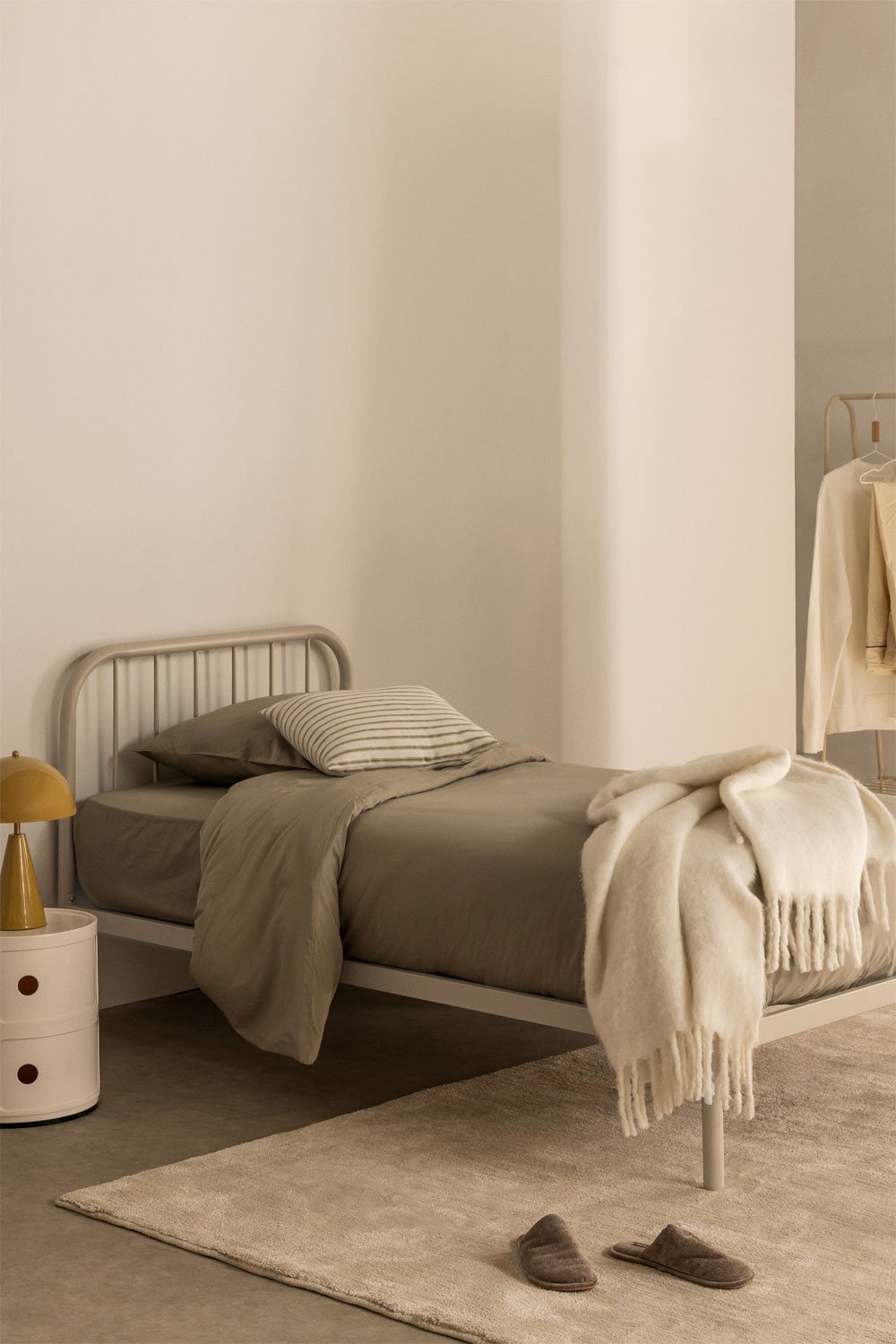 Lova ORVOINO metalinis rėmas ir industrinis galvūgalis bendrame vaizde