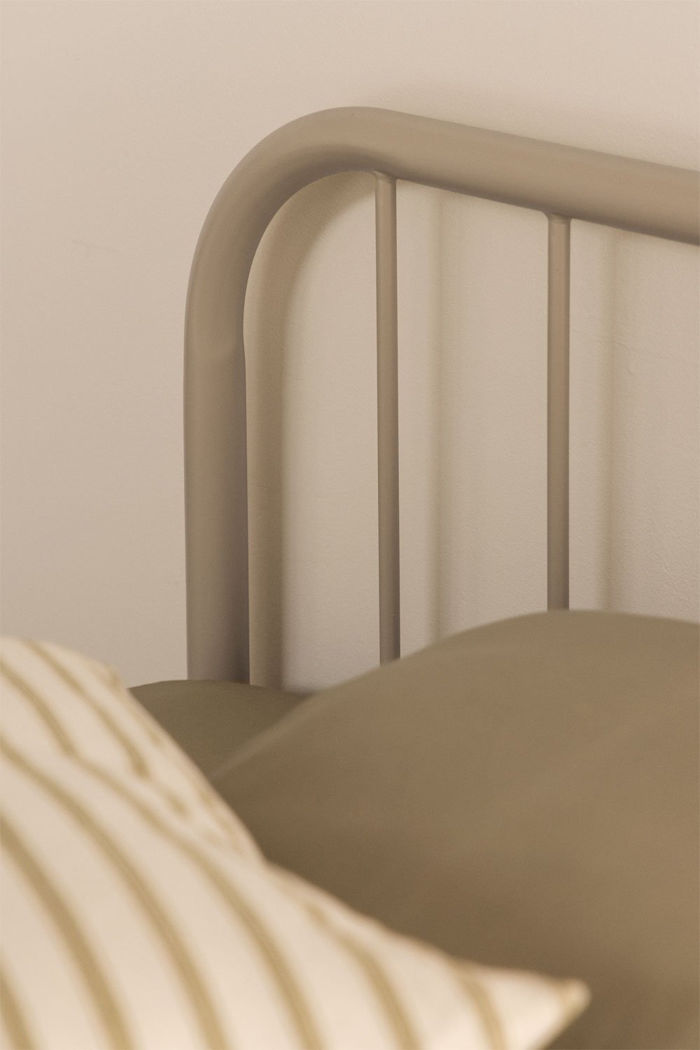 Lova ORVOINO vaizdas iš šono su milteliniu dažymu