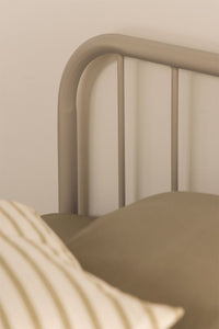 Lova ORVOINO vaizdas iš šono su milteliniu dažymu