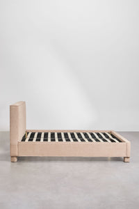 Lova BELUERO vaizdas iš šono su šenilinio audinio tekstūra