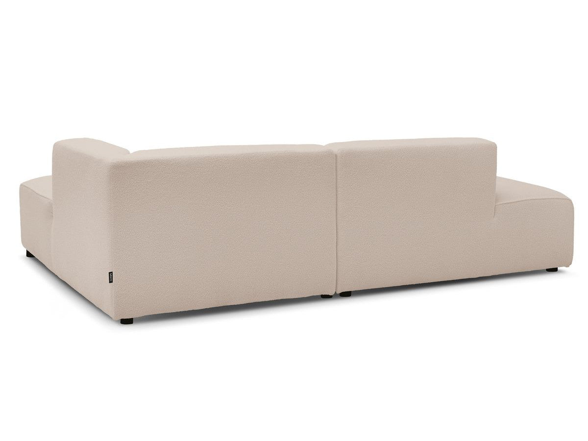 Kampinė sofa MEGEVE, bouclé, smėlinė, jauki svetainės kompozicija su švelnia tekstūra
