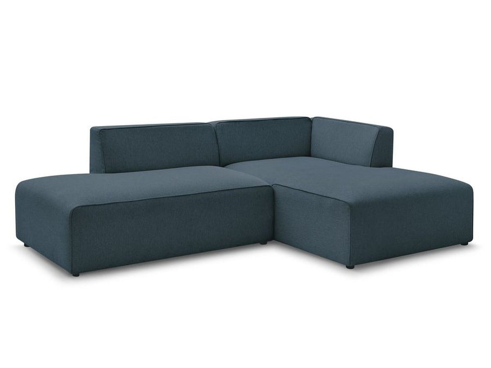 Tamsiai mėlyna kampinė sofa MEGEVE su dešiniu kampu svetainės interjere