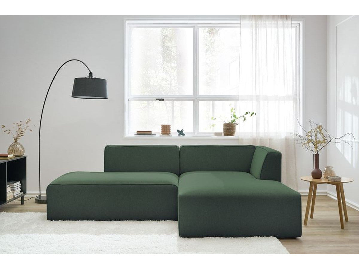 Žalia kampinė sofa MEGEVE natūralių spalvų interjere