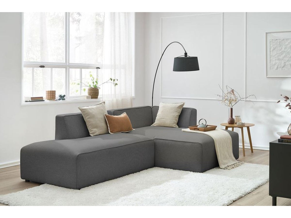 Tamsiai pilka kampinė sofa MEGEVE su žemu siluetu ir minkštu audiniu