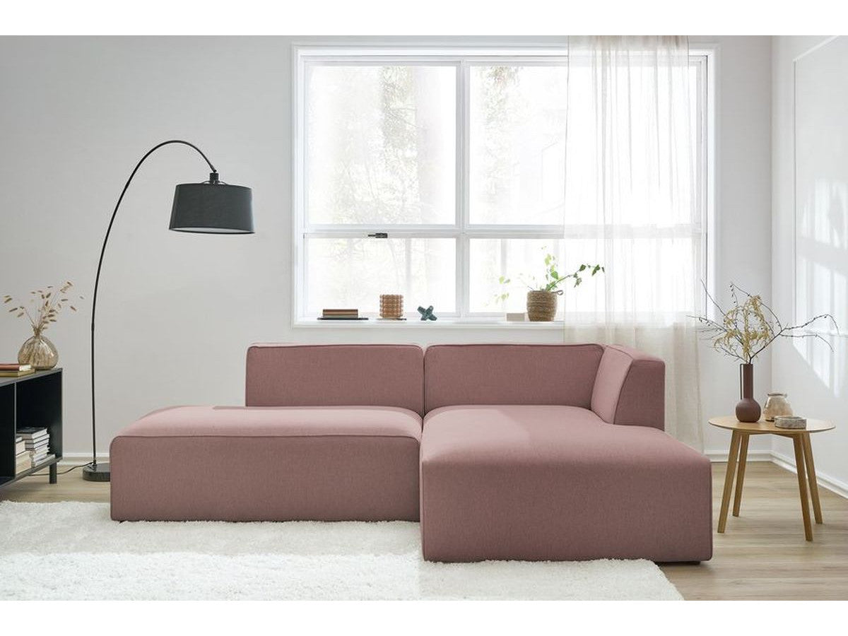 Rožinė kampinė sofa MEGEVE šviesioje jaukioje svetainėje