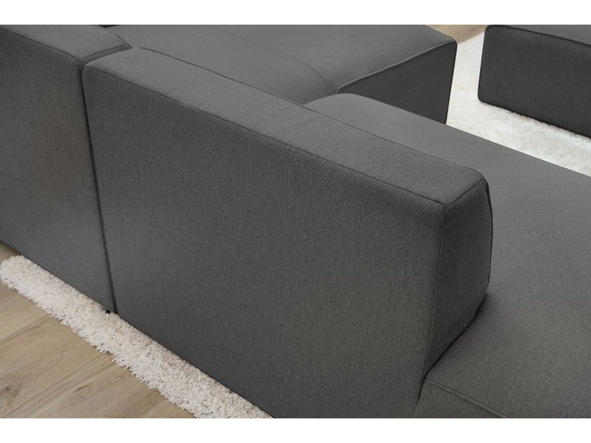 Tamsiai pilka kampinė sofa MEGEVE jaukioje poilsio zonoje