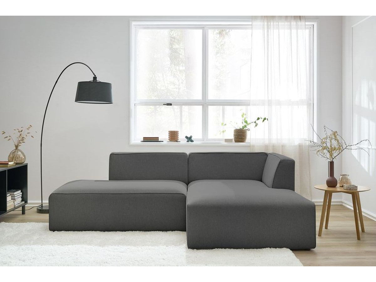 Tamsiai pilka kampinė sofa MEGEVE moderniame interjere