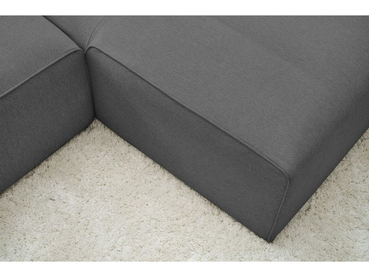 Tamsiai pilka kampinė sofa MEGEVE su tekstūriniu apmušalu iš arti