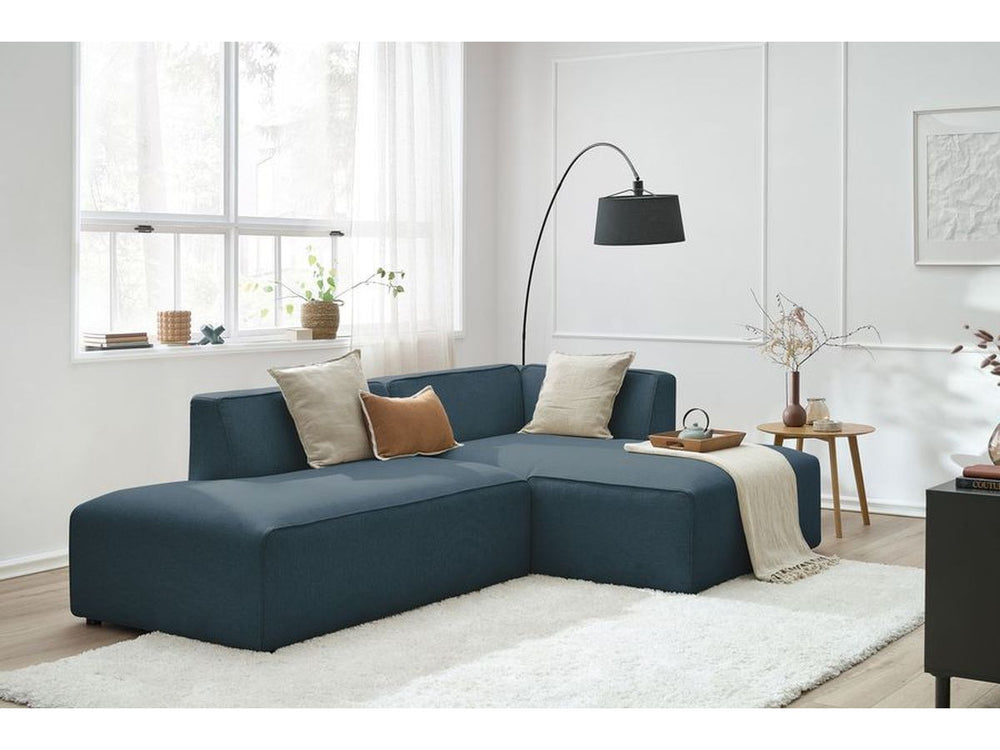 Tamsiai mėlyna kampinė sofa MEGEVE su žemu siluetu ir minkštu audiniu